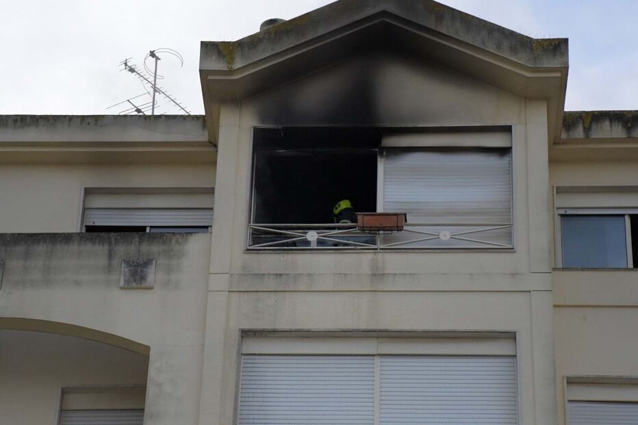 Família desalojada após incêndio em apartamento em Santarém