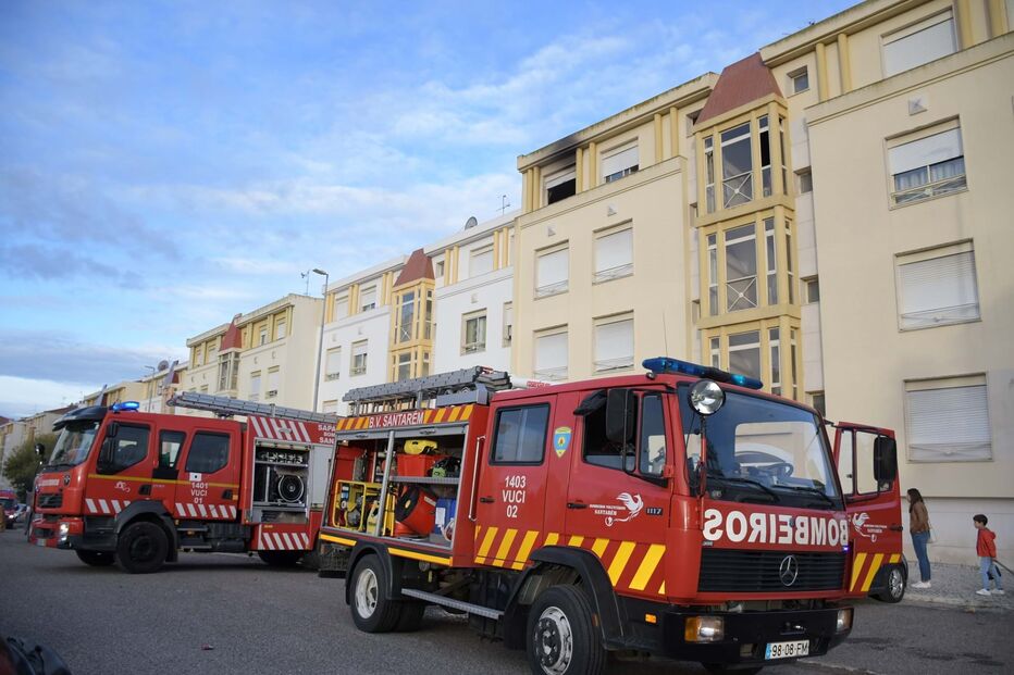 Família desalojada após incêndio em apartamento em Santarém