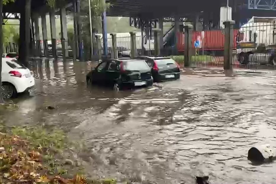 Carros submersos em Leça da Palmeira