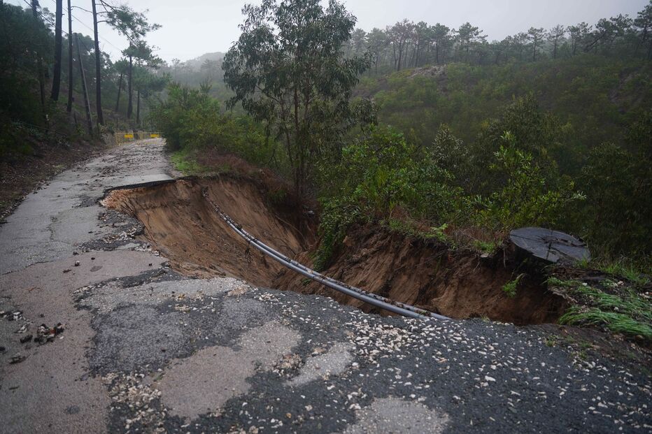 Aluimento de estrada em Alcobaça