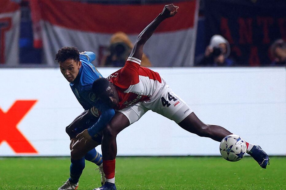 Pepê, do FC Porto disputa bola com Coulibaly, do Antuérpia, no encontro da Liga dos Campeões