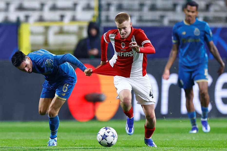 Stephen Eustáquio tenta alcançar a bola, driblada por Arthur Vermeeren