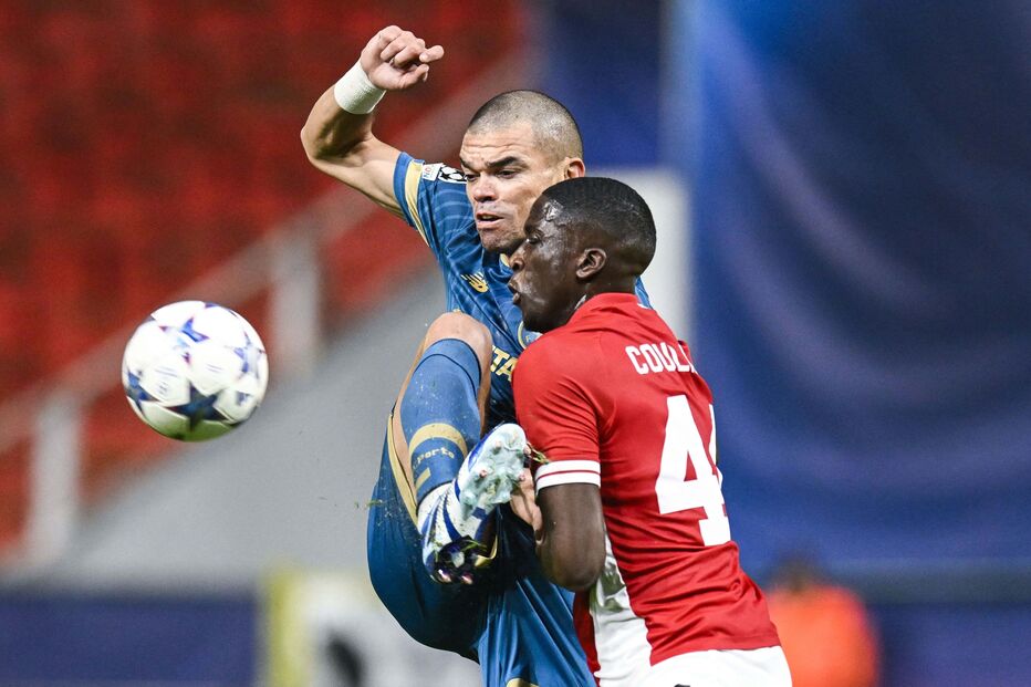 Pepe, central do FC Porto, frente ao Antuérpia, na Liga dos Campeões