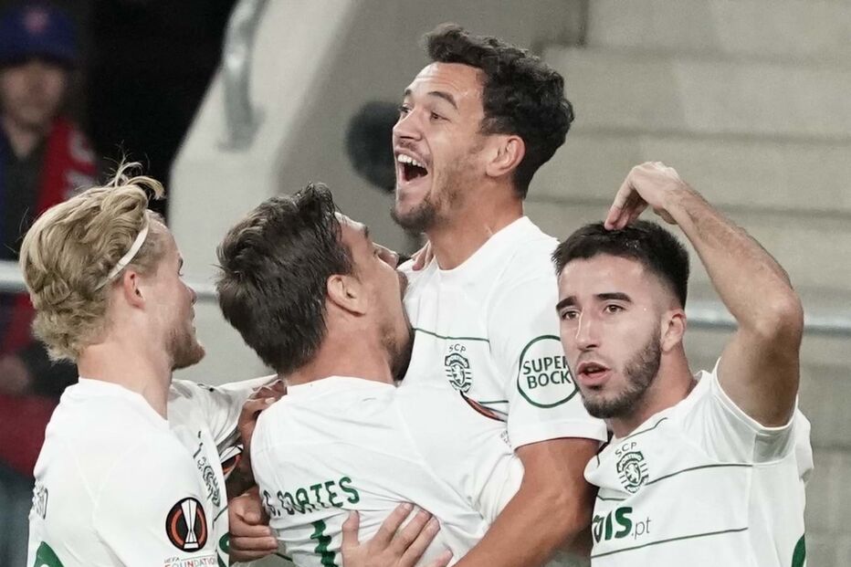 Equipa do Sporting celebra golo de Coates na Liga Europa frente ao Raków