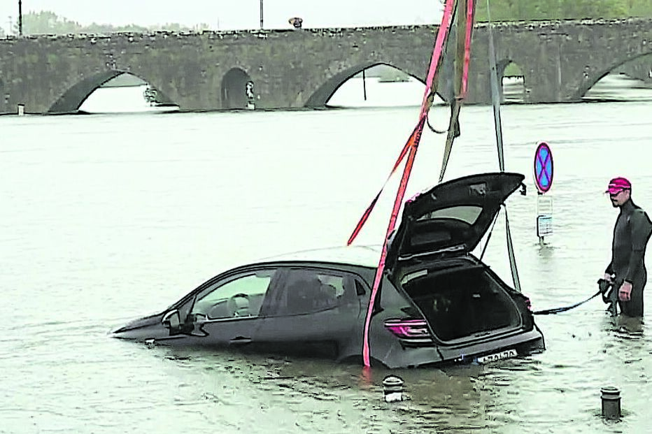 Carro submerso em Ponte de Lima