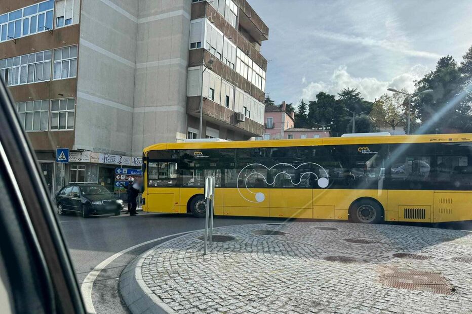 Dois feridos em colisão entre carro e autocarro em Sacavém