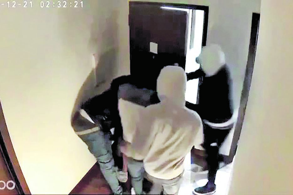 Treinador de futebol em rede que fez sete roubos a prostitutas 