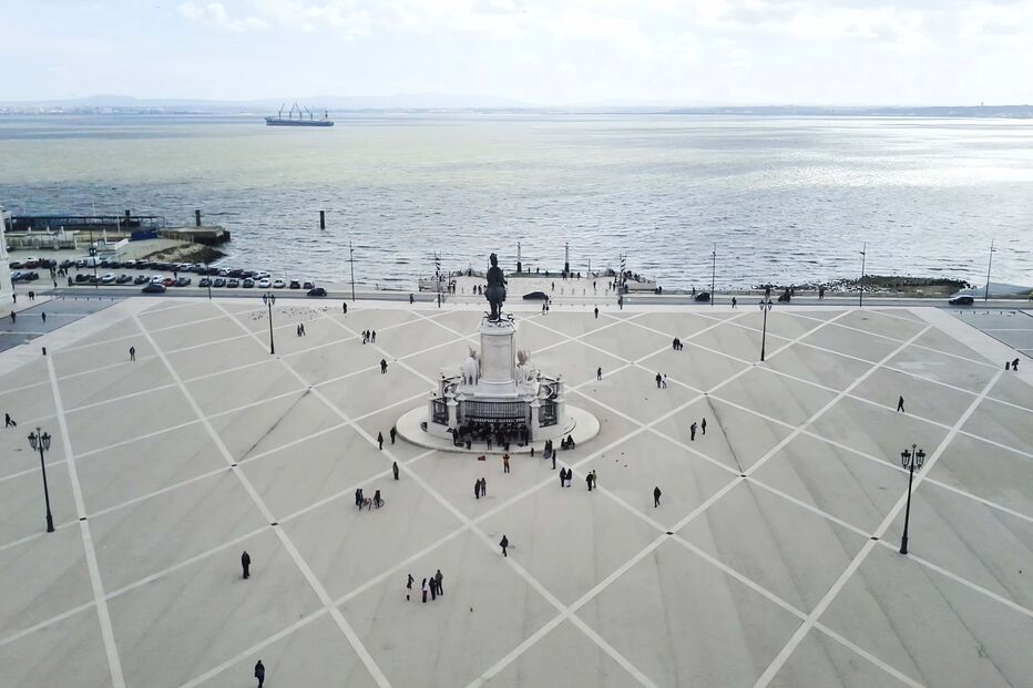 Lisboa terreiro paço praça comércio pessoas 
