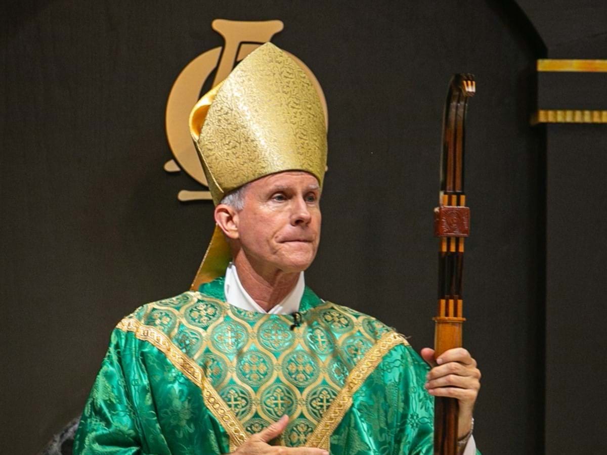 Num gesto muito raro, Papa demite bispo conservador norte
