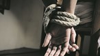 'De pés e mãos atados': Mulher paga para a amarrarem simulando sequestro