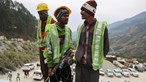 Militares indianos preparam-se para escavar à mão túnel para tirar trabalhadores presos