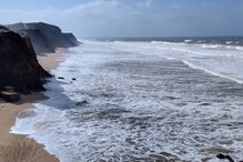 Dois náufragos dão à costa em paragem cardiorrespiratória na praia em Santa Cruz