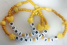 Pulseiras com o nome de Roni Eshel 