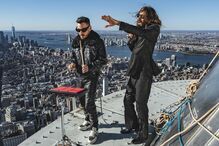 Jared Leto com o irmão Shannon no topo do Empire State Building