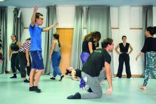 Aula de movimento nas instalações da ACT 