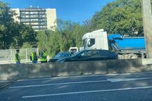 Colisão entre dois carros e camião bloqueia 2ª Circular 