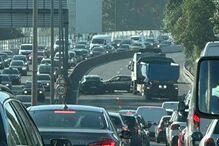Colisão entre dois carros e camião bloqueia 2ª Circular 