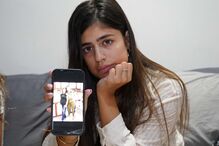 Anat Moshe Shoshany mostra uma foto com a avó Adina