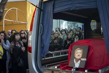 Muitos fãs e alunos de Carlos Avilez na despedida do mestre