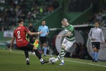 Nuno Santos, do Sporting, com um toque de classe, sob o olhar atento de Diogo Costa, do Dumiense