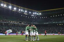 Equipa do Sporting festeja golo contra o Dumiense