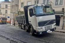 Camião despista-se e embate em prédio em Lisboa 