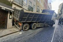 Camião despista-se e embate em prédio em Lisboa 