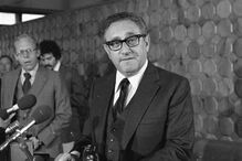 Henry Kissinger no aeroporto de Lisboa antes da sua partida para Paris em 1980
