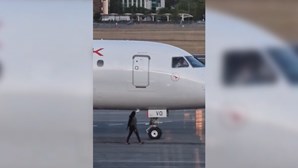 Mulher perde voo, corre para pista de descolagem e faz sinal ao piloto para tentar apanhar avião na Austrália