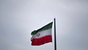 Irão rejeita alegações de agressão e assassínio de jovem manifestante em 2022
