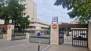 Jovem esfaqueia irmão no peito devido a herança e foge ferido do Hospital de Faro