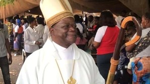 Renamo pede demissão de bispo Matsinhe à porta da Igreja Anglicana
