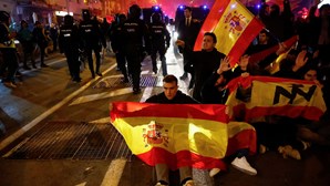 Espanhóis revoltados protestam junto à sede do Partido Socialista em Madrid após vitória de Pedro Sánchez
