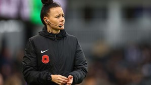 Rebecca Welch torna-se na primeira mulher a arbitrar um jogo da Liga  inglesa - SIC Notícias