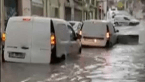 Carros apanhados por inundação na rua das Pretas em Lisboa. Veja as imagens