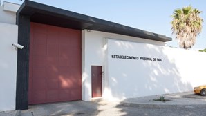 Recluso agredido e sodomizado no interior de uma cela da prisão de Faro