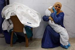 Mulher palestiniana abraça corpo de criança que foi morta num ataque israelita 