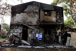 Bandeira israelita intacta perante casa destruída após ataque do Hamas 
