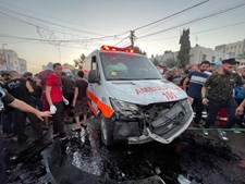 Ambulância atingida à entrada do hospital Shifa em Gaza 