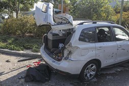 Carro destruído após ataque surpresa do Hamas junto à Faixa de Gaza 