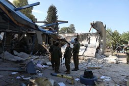 Destruição após ataque surpresa em Israel desencadeado pelo Hamas 