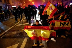Espanhóis revoltados protestam junto à sede do Partido Socialista em Madrid