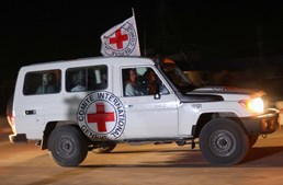 Veículo da Cruz Vermelha a transportar reféns