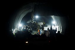 Resgate de trabalhadores presos num túnel na Índia	