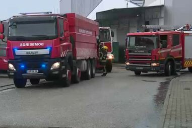 Incêndio em empresa no concelho de Leiria obriga a evacuar jardim de infância e casas