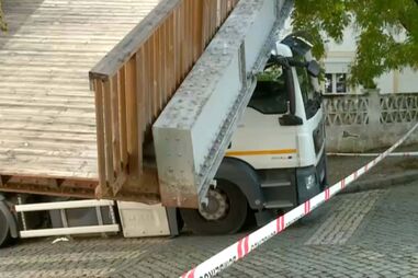 Camião de lixo colide com ponte pedonal em Évora