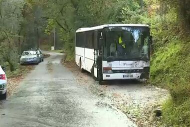 Autocarro com 35 crianças e jovens despista-se e embate em muro em Ponte de Lima. Há três pessoas feridas