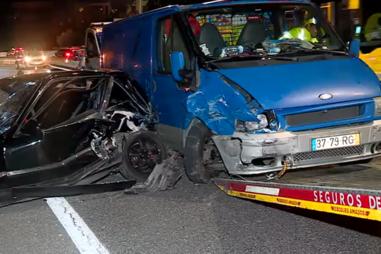 Colisão entre dois carros faz três feridos e corta parcialmente IC22 no sentido Odivelas-Loures