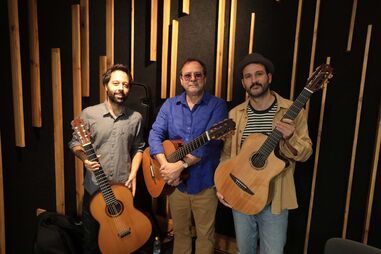 Cada Um Canta Uma: três compositores com a guitarra na mão