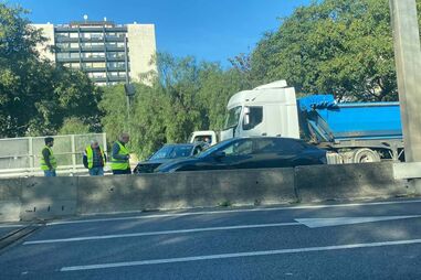 Colisão entre dois carros e camião bloqueia 2ª Circular 